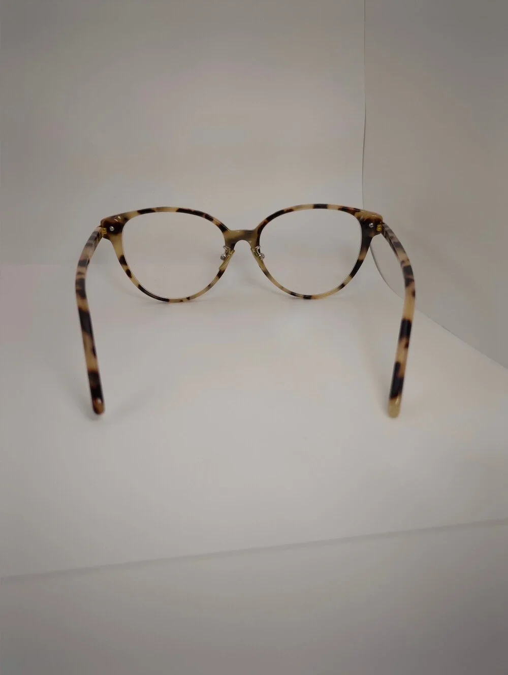 Lucia. Tortoiseshell Round Women’s Fashion. Gold Highlights Corners.